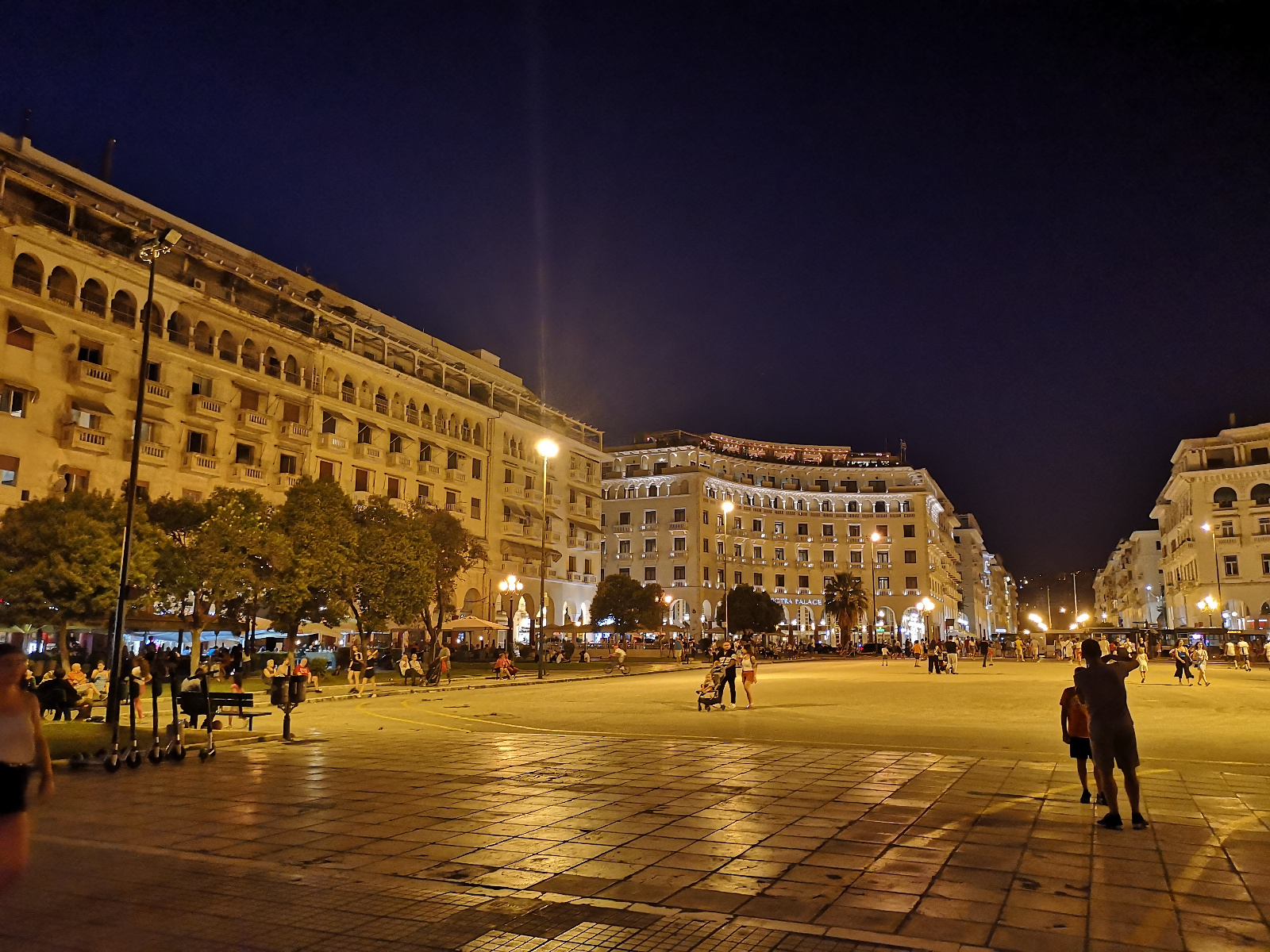 Aristoteles Platz bei Nacht